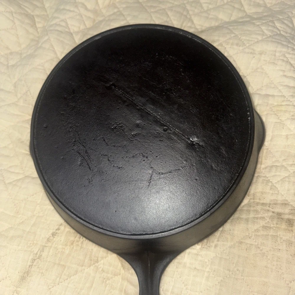 Cast Iron 7-Gate Mark Skillet